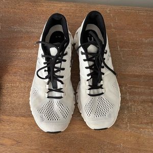 Womens On Cloud running shoes EUC 7.5